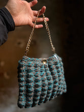 Carica l'immagine nel visualizzatore di Gallery, Pochette noccioline in lana con tracolla