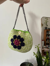 Carica l'immagine nel visualizzatore di Gallery, Pochette fiore con tracolla