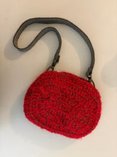 Carica l'immagine nel visualizzatore di Gallery, Pochette ovale con tracolla a spalla