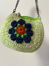Carica l'immagine nel visualizzatore di Gallery, Pochette fiore con tracolla