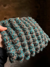 Carica l'immagine nel visualizzatore di Gallery, Pochette noccioline in lana con tracolla