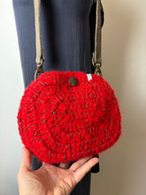 Carica l'immagine nel visualizzatore di Gallery, Pochette ovale con tracolla a spalla