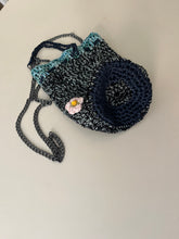 Carica l'immagine nel visualizzatore di Gallery, Pochette a secchiello