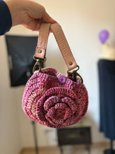 Carica l'immagine nel visualizzatore di Gallery, Pochette fiore con tracolla
