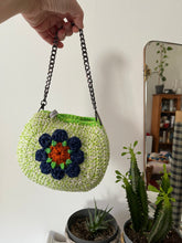 Carica l'immagine nel visualizzatore di Gallery, Pochette fiore con tracolla