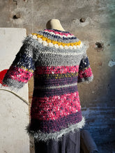 Carica l&#39;immagine nel visualizzatore di Gallery, Top uncinetto in lana
