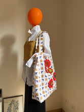 Carica l&#39;immagine nel visualizzatore di Gallery, Borsa in tessuto con applicazioni
