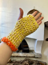 Carica l'immagine nel visualizzatore di Gallery, Manicotti uncinetto
