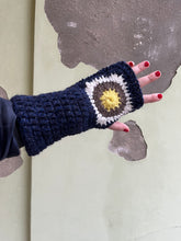 Carica l'immagine nel visualizzatore di Gallery, Manicotti uncinetto
