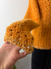 Carica l'immagine nel visualizzatore di Gallery, Cardigan uncinetto
