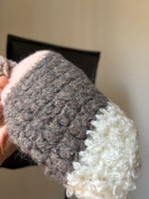 Carica l'immagine nel visualizzatore di Gallery, Pompon hat in lana

