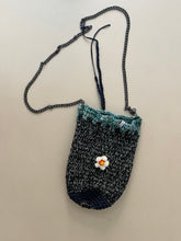 Carica l'immagine nel visualizzatore di Gallery, Pochette a secchiello
