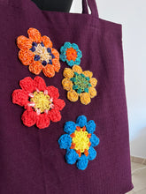 Carica l&#39;immagine nel visualizzatore di Gallery, Borsa in tessuto con applicazioni
