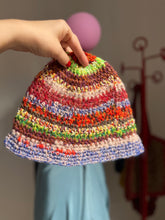 Carica l'immagine nel visualizzatore di Gallery, Cloche uncinetto
