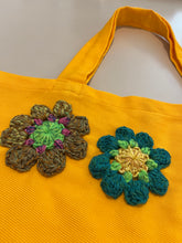 Carica l&#39;immagine nel visualizzatore di Gallery, Borsa in tessuto con applicazioni
