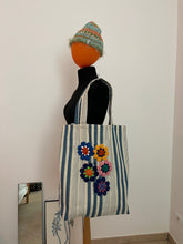 Carica l&#39;immagine nel visualizzatore di Gallery, Borsa in tessuto con applicazioni
