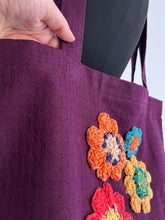 Carica l&#39;immagine nel visualizzatore di Gallery, Borsa in tessuto con applicazioni
