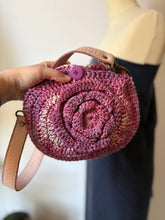 Carica l'immagine nel visualizzatore di Gallery, Pochette fiore con tracolla
