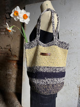 Carica l'immagine nel visualizzatore di Gallery, Secchiello bag
