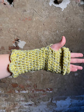 Carica l'immagine nel visualizzatore di Gallery, Manicotti uncinetto
