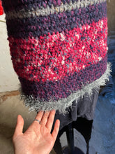 Carica l&#39;immagine nel visualizzatore di Gallery, Top uncinetto in lana
