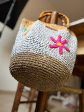 Carica l'immagine nel visualizzatore di Gallery, Secchiello bag con fiori
