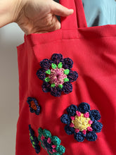 Carica l&#39;immagine nel visualizzatore di Gallery, Borsa in tessuto con applicazioni
