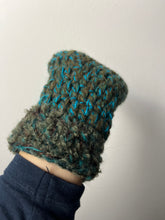 Carica l'immagine nel visualizzatore di Gallery, Manicotti uncinetto
