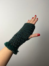 Carica l'immagine nel visualizzatore di Gallery, Manicotti uncinetto
