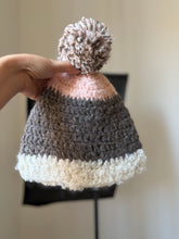 Carica l'immagine nel visualizzatore di Gallery, Pompon hat in lana
