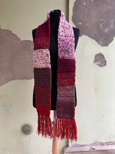 Carica l'immagine nel visualizzatore di Gallery, Sciarpa uncinetto
