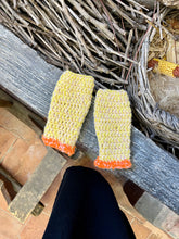 Carica l'immagine nel visualizzatore di Gallery, Manicotti uncinetto
