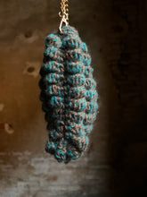 Carica l'immagine nel visualizzatore di Gallery, Pochette noccioline in lana con tracolla
