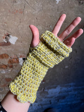 Carica l'immagine nel visualizzatore di Gallery, Manicotti uncinetto
