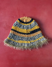 Carica l&#39;immagine nel visualizzatore di Gallery, Cloche uncinetto
