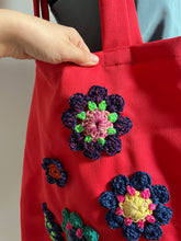 Carica l&#39;immagine nel visualizzatore di Gallery, Borsa in tessuto con applicazioni
