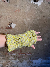 Carica l'immagine nel visualizzatore di Gallery, Manicotti uncinetto
