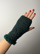 Carica l'immagine nel visualizzatore di Gallery, Manicotti uncinetto
