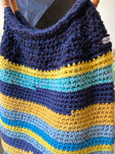 Carica l'immagine nel visualizzatore di Gallery, Secchiello bag
