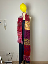 Carica l'immagine nel visualizzatore di Gallery, Sciarpa uncinetto
