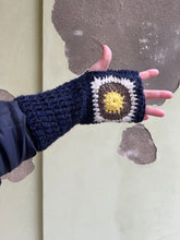 Carica l'immagine nel visualizzatore di Gallery, Manicotti uncinetto
