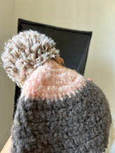 Carica l'immagine nel visualizzatore di Gallery, Pompon hat in lana
