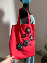 Carica l&#39;immagine nel visualizzatore di Gallery, Borsa in tessuto con applicazioni
