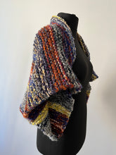 Carica l'immagine nel visualizzatore di Gallery, Coprispalle in lana
