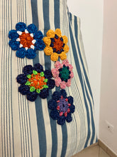 Carica l&#39;immagine nel visualizzatore di Gallery, Borsa in tessuto con applicazioni
