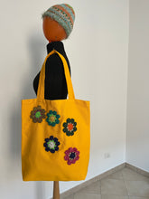 Carica l&#39;immagine nel visualizzatore di Gallery, Borsa in tessuto con applicazioni
