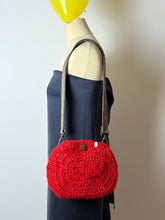 Carica l'immagine nel visualizzatore di Gallery, Pochette ovale con tracolla a spalla
