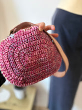 Carica l'immagine nel visualizzatore di Gallery, Pochette fiore con tracolla
