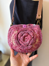 Carica l'immagine nel visualizzatore di Gallery, Pochette fiore con tracolla
