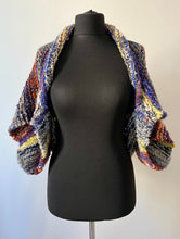 Carica l'immagine nel visualizzatore di Gallery, Coprispalle in lana
